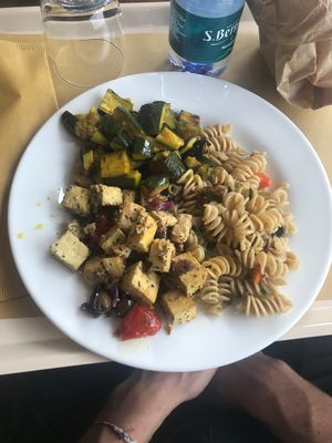 Fusilli alle verdure, tofu al curry e zucchine alla curcuma   at Biosapori in Lancenigo