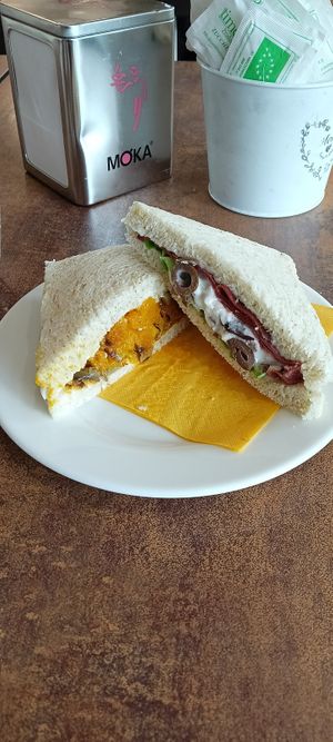 Tramezzino con zucca e radicchio, tramezzino con affettato vegetale, olive e spalmabile vegano at Biosapori in Lancenigo