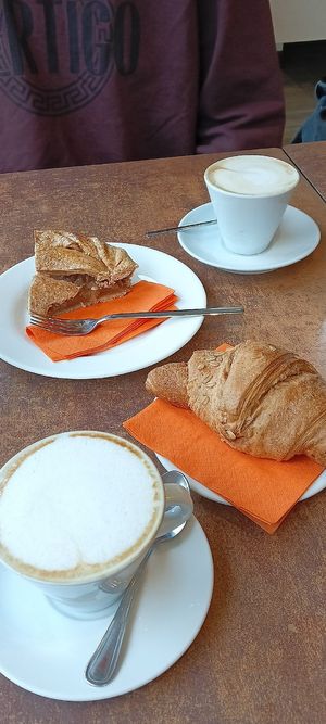 Cappuccino di avena, brioche e torta di mele at Biosapori in Lancenigo