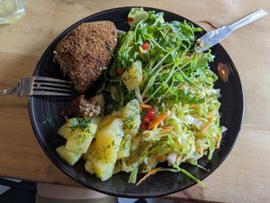 Kotlet mielony z ziemniakami i surówką at Warzywniak in Wroclaw