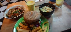 A'la kurczak teryiaki, burger ze smażonym serem, surówka, koktajl mango #Veganuary at Warzywniak in Wroclaw