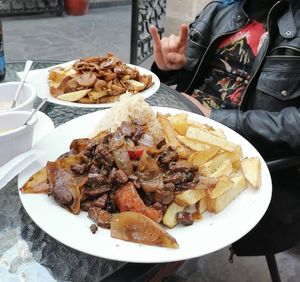Lomo saltado y champipapas en el fondo at Omphalos in Arequipa