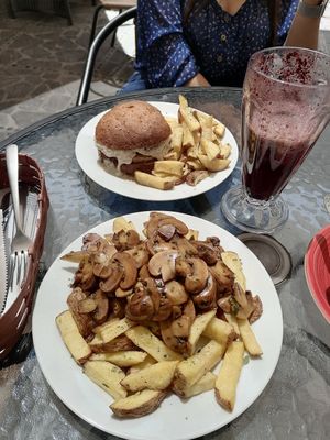 Champipapas y burger at Omphalos in Arequipa
