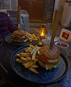Las nuevas burgers tipo 'pollo' y 'carne'. Exquisitas. at Omphalos in Arequipa