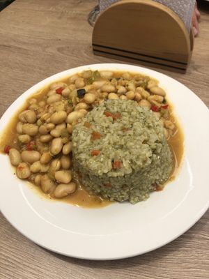 Hauptspeise: Bohnen mit Reis  at Omphalos in Arequipa