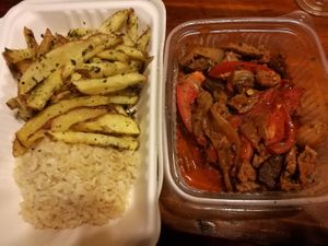 Lomo saltado para llevar at Omphalos in Arequipa