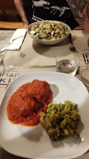 Artichauts farcis et salade variées avec du tofu at Haiku in Palermo