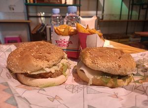 Hamburguesa de hummus y hamburguesa de pesto at La Trocadero in Barcelona