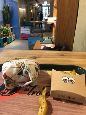 Burger and wedges at La Trocadero in Barcelona