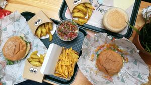 Burgers and hummus with pico de gallo at La Trocadero in Barcelona