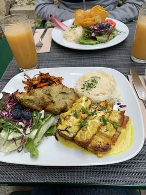 Tofu with mango sauce at Organi Chiado in Lisbon