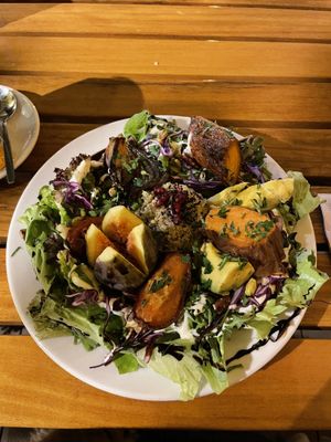 Salade de légumes et quinoa at Organi Chiado in Lisbon