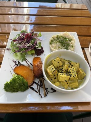Tofu au curry at Organi Chiado in Lisbon