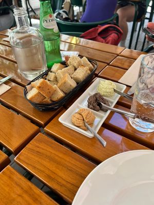 Voorgerecht met 3 smaken: noten met ananas, tapas olijven, tofu met basilicum. Erg lekker  at Organi Chiado in Lisbon