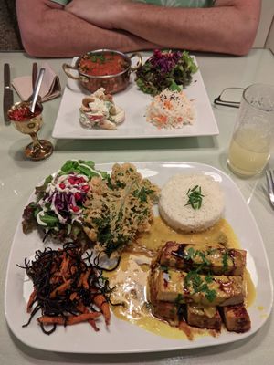 Chili mit Salat und Reis, Tofu in Mangosauce (unten) at Organi Chiado in Lisbon