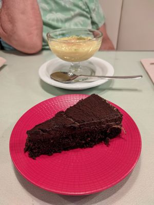 Milchreis und Schokokuchen at Organi Chiado in Lisbon