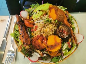 Vegetable salad wirh quinoa at Organi Chiado in Lisbon