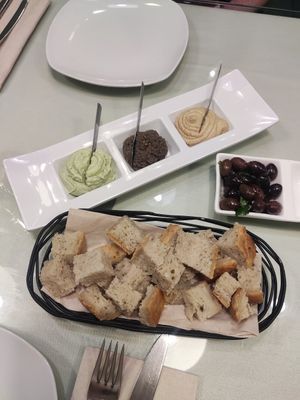 Trio of dips and bread at Organi Chiado in Lisbon