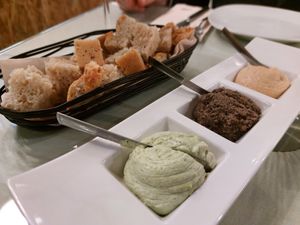 Pão e patês at Organi Chiado in Lisbon
