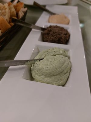 Patê de tofu com manjericão at Organi Chiado in Lisbon