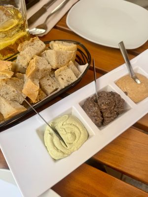 Entrantes de surtido de patés   at Organi Chiado in Lisbon