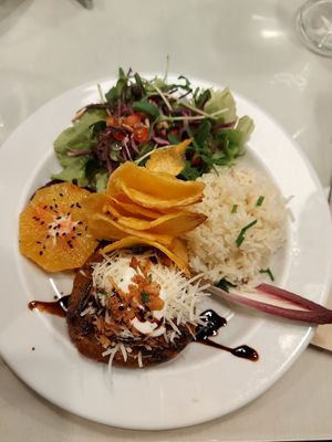 Burger at Organi Chiado in Lisbon