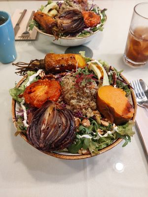 vegetable salad with quinoa at Organi Chiado in Lisbon
