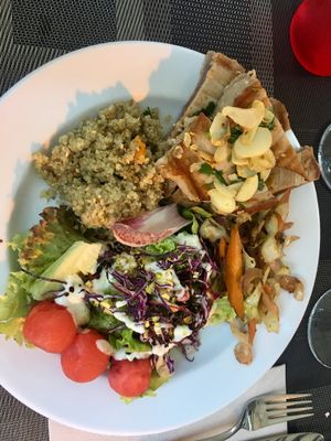 tuna with salad and quinoa at Organi Chiado in Lisbon