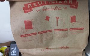 Que bonita manera de enseñar o recordar que se puede tener diversas utilizaciones esta ingeniosa Bolsa de Papel at Canasto Picnic Bistro in Bogota