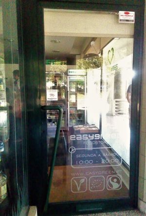 Front door at EasyGreen Vegan Foodstore & Snack bar in Porto