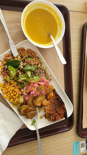 Ensalada y quiche vegano, sin gluten y sopa de verduras at Saladas+ in Aveiro