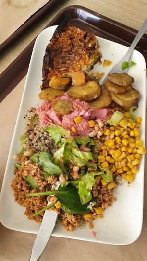 Ensalada de verduras bien servida at Saladas+ in Aveiro