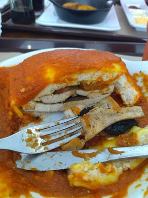 Francesinha vegana por dentro at Saladas+ in Aveiro