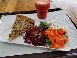 Quiche vegetariana com salada 3 ingredientes e base de rúcula, com sumo de laranja, cenoura, beterraba e gengibre at Saladas+ in Aveiro