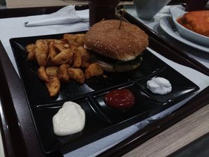 Hambúrguer vegano at Saladas+ in Aveiro