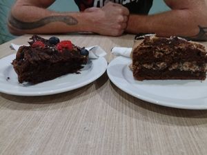 bolos veganos at Saladas+ in Aveiro