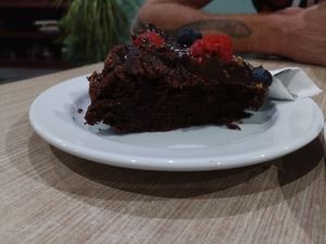 bolo vegano at Saladas+ in Aveiro