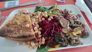 Vegan and gluten-free quiche with 5-topping salad at Saladas+ in Aveiro