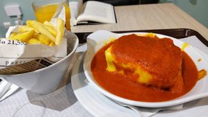Vegan "francesinha" with (upon request) gluten-free bread at Saladas+ in Aveiro