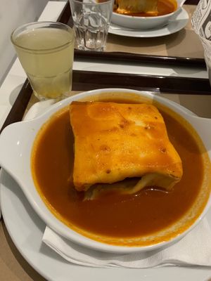 Vegan francesinha with passion fruit lemonade at Saladas+ in Aveiro