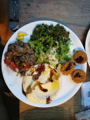 Humus, falafel, taboulé et fèves...Menu 1 moins de 20 lires. Vraiment très bien at Falafel Koy in Istanbul