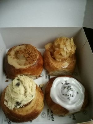 Caramel gingerbread, apple, cookie dough and lavender lemon cinnamon rolls. at Peas in Hasselt
