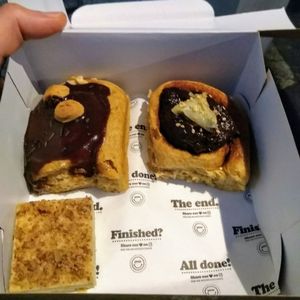 Cinnamon rolls: vegan "Nutella" + speculoos & plum jam + ginger; square bite: peanut + pecan at Peas in Hasselt