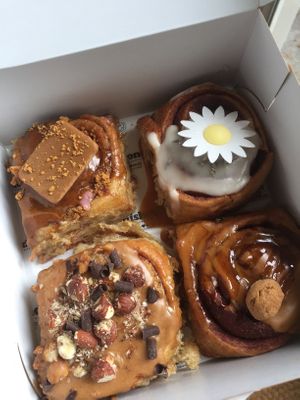 Cinnamon rolls with different toppings at Peas in Hasselt