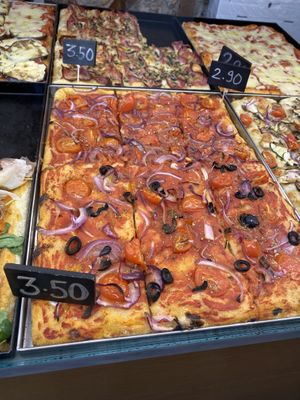 Tomato and onion pizza  at Romana Pizza in Lisbon