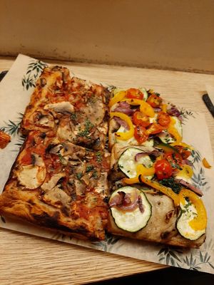 Funghi arrabiata and some veggie stuff (all vegan) at Romana Pizza in Lisbon