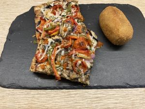 Vegetarians pizza and arancini at Romana Pizza in Lisbon