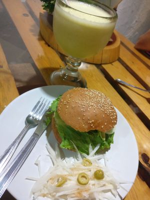 Vegan burger and "anti diabete" healthy juice at Greentime Alimentos in Palenque