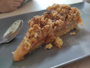 Apple crumble at Alho-Porro in Rio Tinto