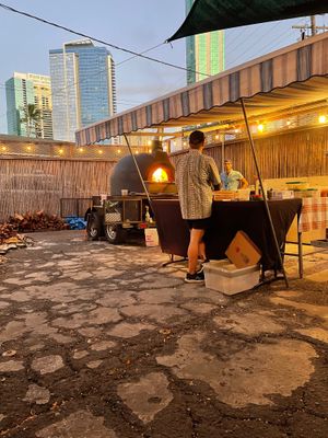 Good vibes and good pizza at Floralia in Honolulu